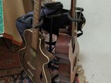 une guitare et d'autres instruments de musique exposés dans une pièce
