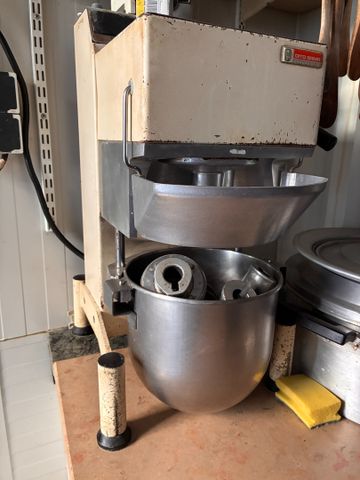 Batteur DITO SAMA ancien avec feuille, fouet et queue de cochon, ...