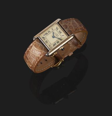 gros plan d'une montre sur une surface noire avec un fond noir
