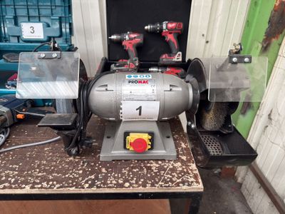 une machine posée sur une table
