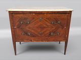 une commode ancienne avec dessus en marbre