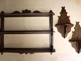 un miroir et une étagère accrochés l'un à côté de l'autre au mur