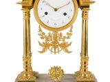 une horloge en or posée sur une table