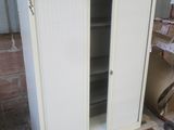 une armoire blanche posée sur une palette