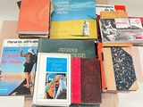de nombreux livres posés sur une table