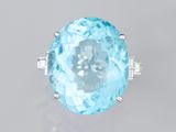 Bague ovale en topaze bleue et diamants