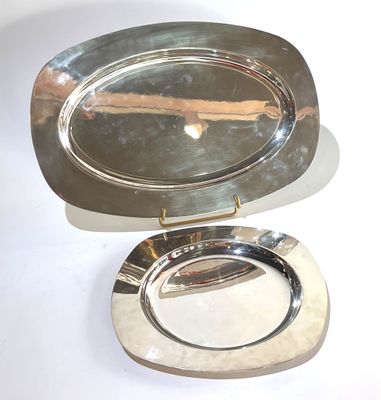 CHRISTOFLE. Ensemble de deux plateaux en métal argenté, l'un circulair - Photo 1