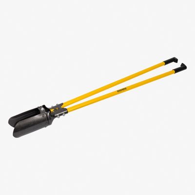 une paire d'outils de jardinage noirs et jaunes sur fond blanc