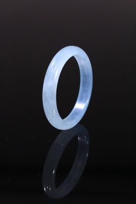 une bague en jade bleu sur un fond noir