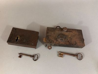 deux vieilles clés et une serrure posées sur une table