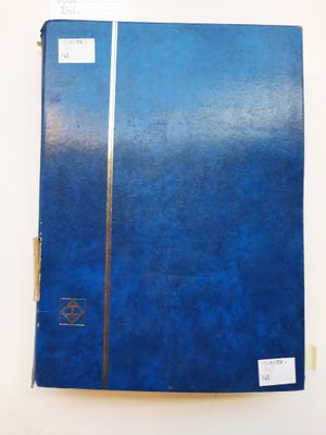 une image représentant un cahier bleu posé sur une table blanche
