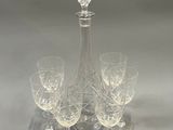 quatre verres à vin et une carafe sur la table
