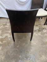 Lot de 3 chaises contemporaines, à structure en bois de coul… (photo 4)