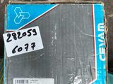 une boîte en carton sur laquelle est collée une étiquette de prix