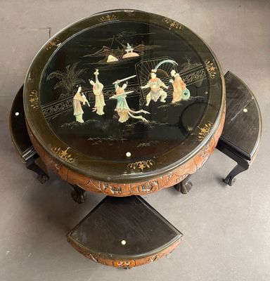 une table noire ornée d'un motif noir et or