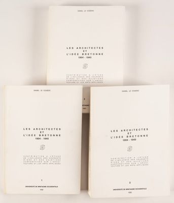 trois livres superposés sur une surface blanche