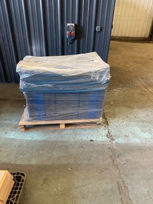 une palette remplie de palettes en bois dans un entrepôt
