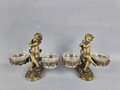 paire de figurines anciennes en laiton représentant des chérensils, sur lesquelles sont posés des chérensils
