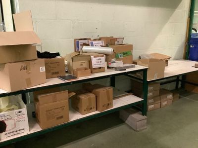 de nombreuses boîtes sur les étagères de la pièce