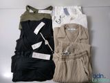 Trois paires de vêtements pour homme sont disposées sur une table