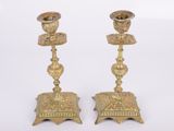 paire de bougeoirs anciens en laiton au motif ouvragé