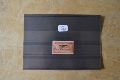 un gros plan d'un morceau de papier sur lequel est apposé un timbre