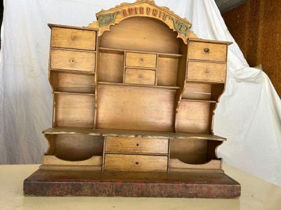 une étagère en bois surmontée de tiroirs et d'un meuble