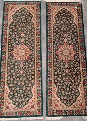 une paire de tapis orientaux posés sur le sol dans un salon