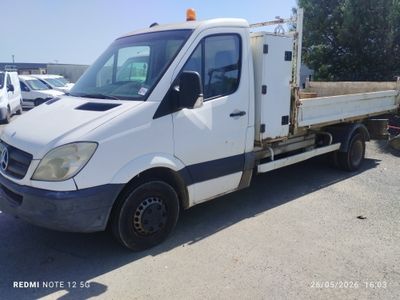 un camion blanc garé sur le parking
