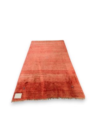Tapis en laine rouge à décor de cinq bouquetins.