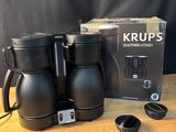 Cafetière Krups avec deux tasses et une boîte