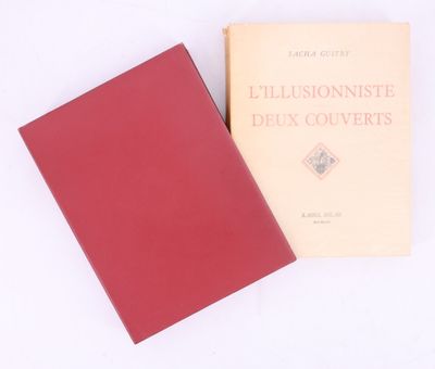 deux livres posés l'un à côté de l'autre sur une surface blanche