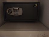 un petit coffre-fort dans un coin d'une petite pièce