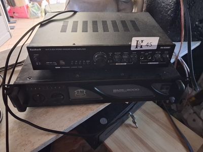 a picture of a stereo system sitting on top of a table