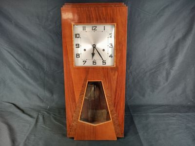 une horloge en bois posée sur une table