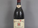 une bouteille de vin posée sur une table