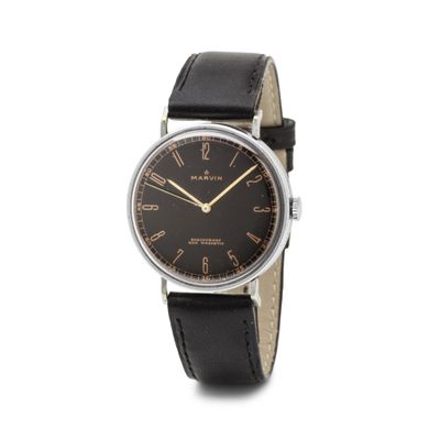 un gros plan d'une montre noire dont le cadran comporte des chiffres romains