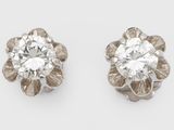 une paire de boucles d'oreilles en diamant
