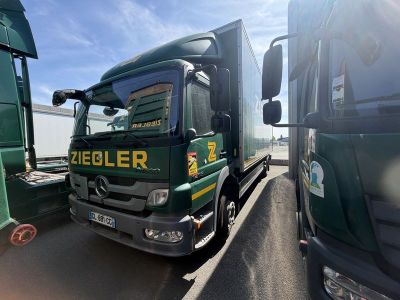 deux camions garés l'un à côté de l'autre sur le bord de la route