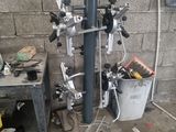 une machine posée sur une table dans un garage