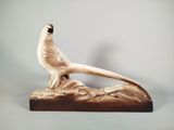 un oiseau perché sur un morceau de bois