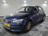 la voiture bleue est garée dans le garage sur le sol en damier
