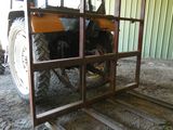 un tracteur garé à l'intérieur d'un bâtiment