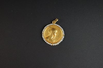 une pièce d'or avec l'image d'une femme dessus