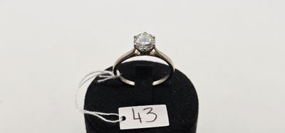une photo d'une bague en diamant sur laquelle figure une étiquette de prix