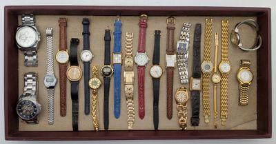 de nombreux modèles de montres exposés dans une vitrine