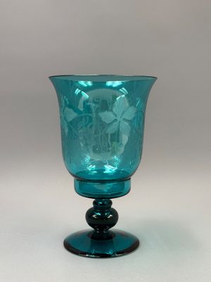 un verre bleu orné d'un motif