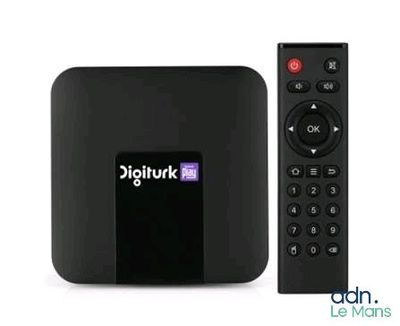 un gros plan d'une télécommande posée à côté d'un boîtier TV