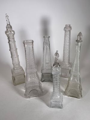 cinq vases en verre posés sur une table