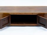 une table en bois sur laquelle se trouvent deux portes ouvertes
